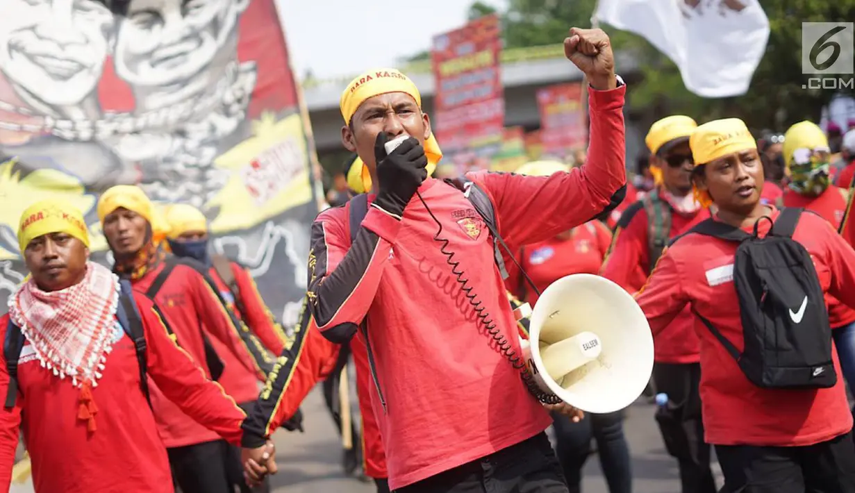 Massa aksi yang tergabung dari elemen mahasiswa, buruh, dan pelajar berorasi dalam aksi unjuk rasa di depan Gedung DPR RI, Jakarta, Senin (30/9/2019). Aksi unjuk rasa tersebut menyikapi penolakan terhadap UU KPK dan sejumlah RUU yang dinilai bermasalah. (Liputan6.com/Immanuel Antonius)