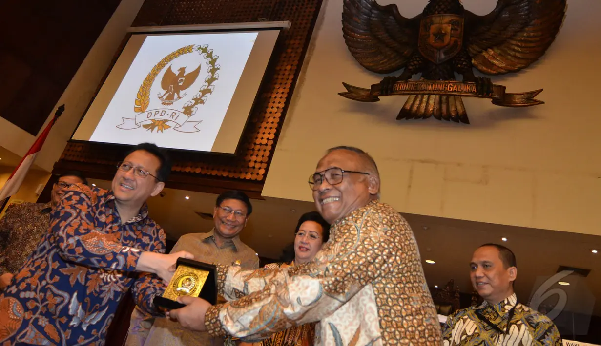 Ketua DPD Irman Gusman (kiri) bersalaman dengan Plt Ketua KPK Taufiqurrahman Ruki (kanan) usai penandatanganan nota kesepahaman antar kedua lembaga terkait pemberantasan korupsi, Jakarta, Selasa (19/5/2015). (Liputan6.com/Andrian M Tunay)