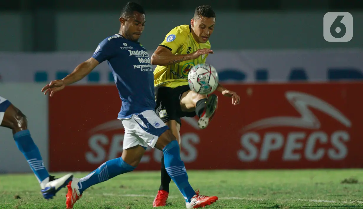 Pemain Barito Putera, Rafael Gomes de Oliveira, menendang bola saat melawan Persib Bandung pada laga BRI Liga 1 di Stadion Indomilk Arena, Tangerang, Sabtu (4/9/2021). Persib Bandung menang tipis 1-0 lewat gol telat Marc Klok. (Bola.com/M Iqbal Ichsan)