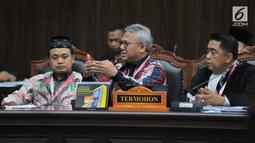 Ketua Umum KPU Arief Budiman (tengah) saat mengikuti sidang perdana sengketa Pemilu Legislatif 2019 di Gedung Mahkamah Konstitusi (MK), Jakarta, Selasa (9/7/2019). MK memulai sidang pendahuluan untuk Provinsi Aceh, Jawa Barat, Jawa Timur, Maluku Utara, dan Papua. (merdeka.com/Iqbal Nugroho)