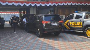 KPK Bawa Tiga Koper dari Kantor Bupati Sukoharjo