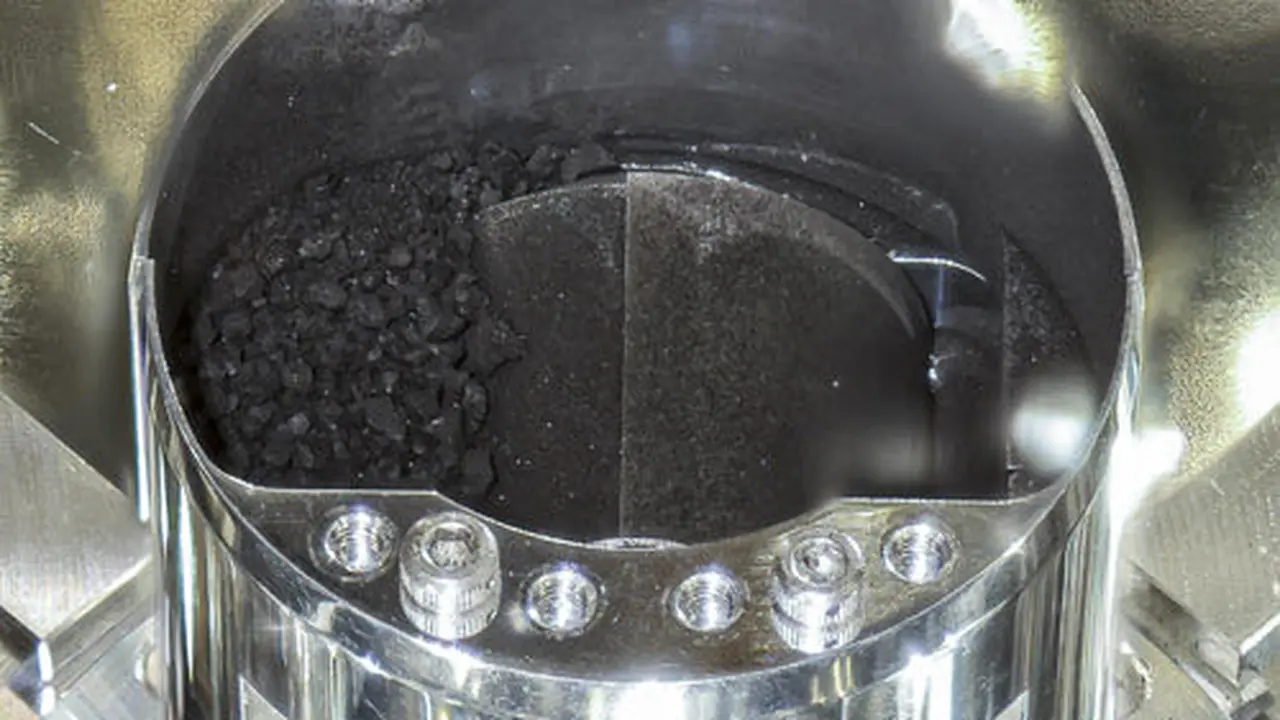Potret sampel asteroid Ryugu yang dirilis oleh akun Twitter resmi JAXA Hayabusa2. (Photo dok. twitter.com/haya2e_jaxa)