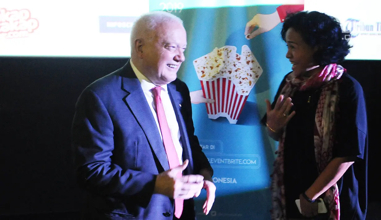 Produser film Mira Lesmana berbincang Dubes Australia untuk Indonesia Garry Quinlan foto bersama saat jumpa pers festival sinema Australia Indonesia di Jakarta, Jumat (8/3). (Liputan6.com/Herman Zakharia)