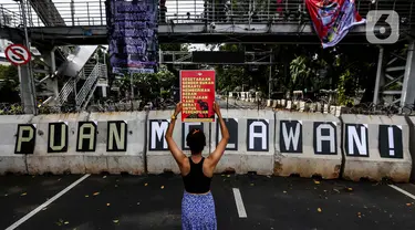 Salah seorang aktivis perempuan saat melakukan unjuk rasa memperingati Hari Perempuan Internasional di kawasan Patung Kuda, Jakarta, Jumat (8/4/2024). (Liputan6.com/Angga Yuniar)
