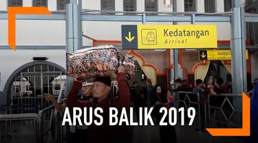 Stasiun Pasar Senen masih dipadati penumpang yang tiba dan yang akan berangkat ke luar kota hari Senin (10/6). Total jumlah penumpang di masa angkut libur lebaran diprediksi meningkat dibanding tahun lalu.