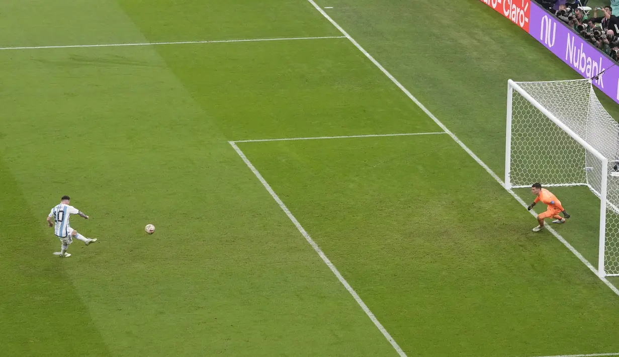 Penyerang Argentina, Lionel Messi mencetak gol pertama timnya melalui tendangan penalti ke gawang Kroasia pada pertandingan semifinal Piala Dunia 2022 di Stadion Lusail di Lusail, Qatar, Rabu (14/12/2022). Argentina berhasil lolos ke final setelah menang telak atas Kroasia dengan skor 3-0. (AP Photo/Thanassis Stavrakis)
