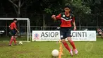 Salah satu anak berlatih memainkan bola di SSB ASIOP Apacinti di Lapangan A Senayan, Jakarta, Jumat (20/2/2015). (Liputan6.com/Helmi Fithriansyah)