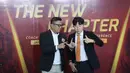 Presiden Persija Jakarta, Mohamad Prapanca, mengajarkan Shin Tae-yong untuk membentuk simbol The Jakmania dalam konferensi pers di Jakarta International Stadoum (JIS), Jakarta Utara, pada Senin (8/6/2026). (Bola.com/M Iqbal Ichsan)