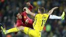 Duel pemain Manchester United, Chris Smalling (kiri) dan pemain FC Rostov, Aleksandr Bukharov pada leg pertama Babak 16 Besar Liga Europa di OLimp 2 Stadium Rostov-on-Don, Russia (9/3/2017). MU bermain imbang 1-1. (AP/Denis Tyrin)