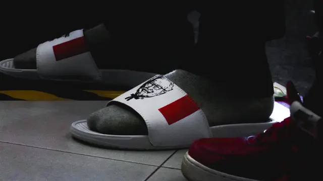 Koleksi sandal yang dibuat Sandalboyz untuk kolaborasi bersama KFC