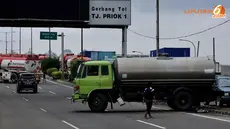 Sekan tak mau kalah, sebuah tangki pengangkut minyak sawit juga  berputar arah mengikuti truk tangki BBM milik Pertamina (Liputan6.com/Andrian M Tunay)