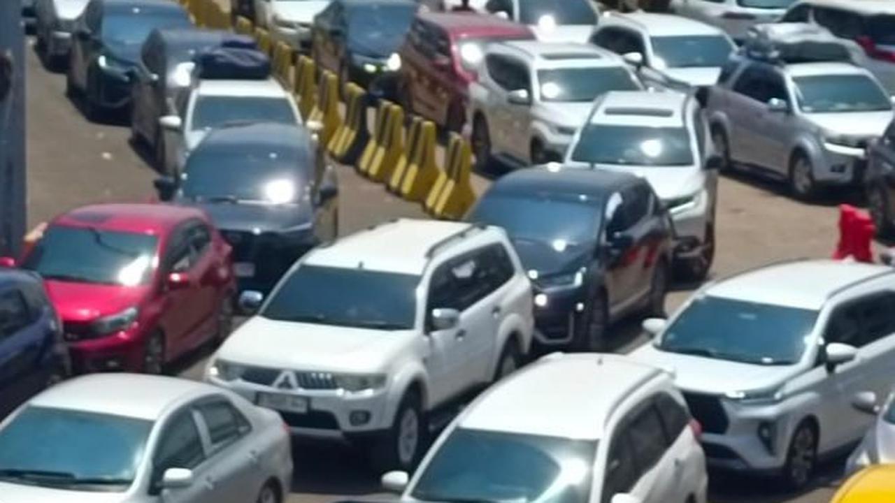 Para pemudik dari berbagai daerah di pulau Jawa yang akan menyeberang ke Pulau Sumatera tersebut harus melewati belasan jam antre untuk bisa menaiki kapal Ferry.&nbsp;<br>