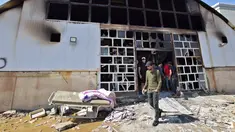 Orang-orang melihat bangsal isolasi corona COVID-19 yang rusak di rumah sakit Al-Hussein setelah kebakaran besar di kota Nasiriyah, Selasa (13/7/2021). Selain dihadapi oleh perang dan sanksi, Irak juga berusaha bertahan dengan sistem medisnya dalam mengatasi krisis Virus Corona. (Asaad NIAZI/AFP)