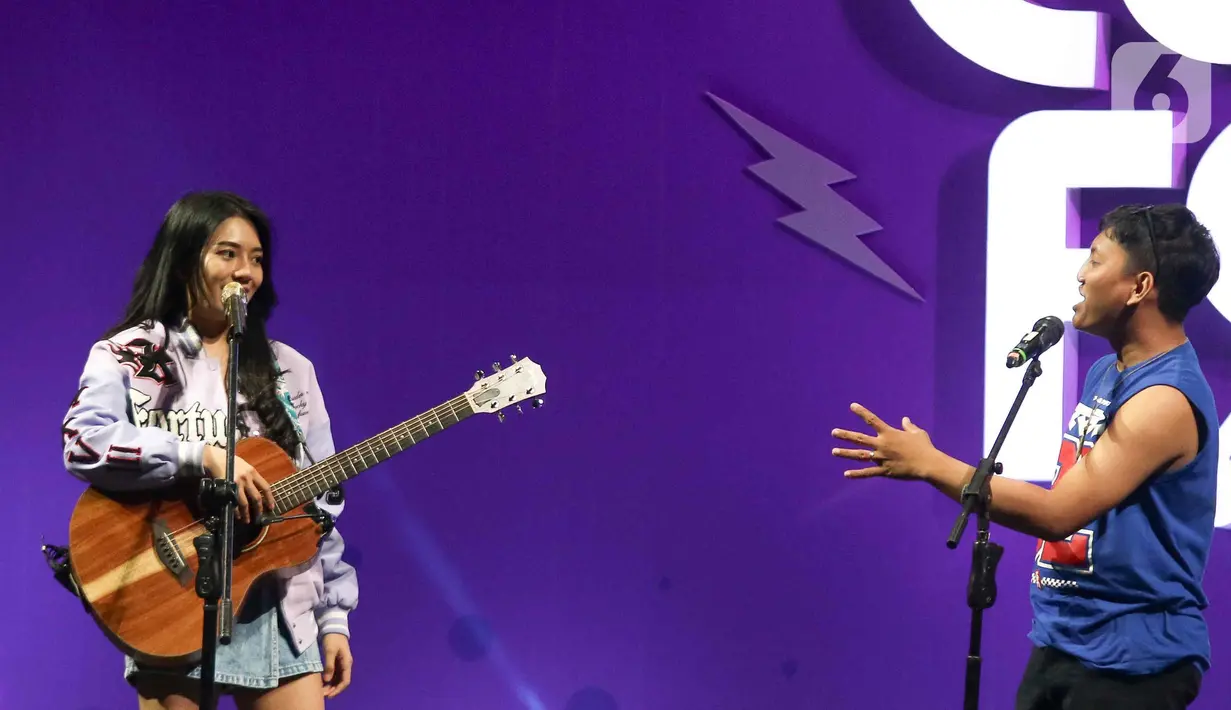 Beberapa lagu dinyanyikan Musik Comedy sebagai pembuka. (Liputan6.com/Herman Zakharia)
