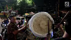Warga menabuh beduk saat memeriahkan malam takbiran di sepanjang Jalan Mas Mansyur, Tanah Abang, Jakarta Pusat, Kamis (14/6) malam. Pemerintah menetapkan 1 Syawal 1439 Hijriah atau Idul Fitri jatuh pada Jumat (15/6) besok. (Liputan6.com/Johan Tallo)