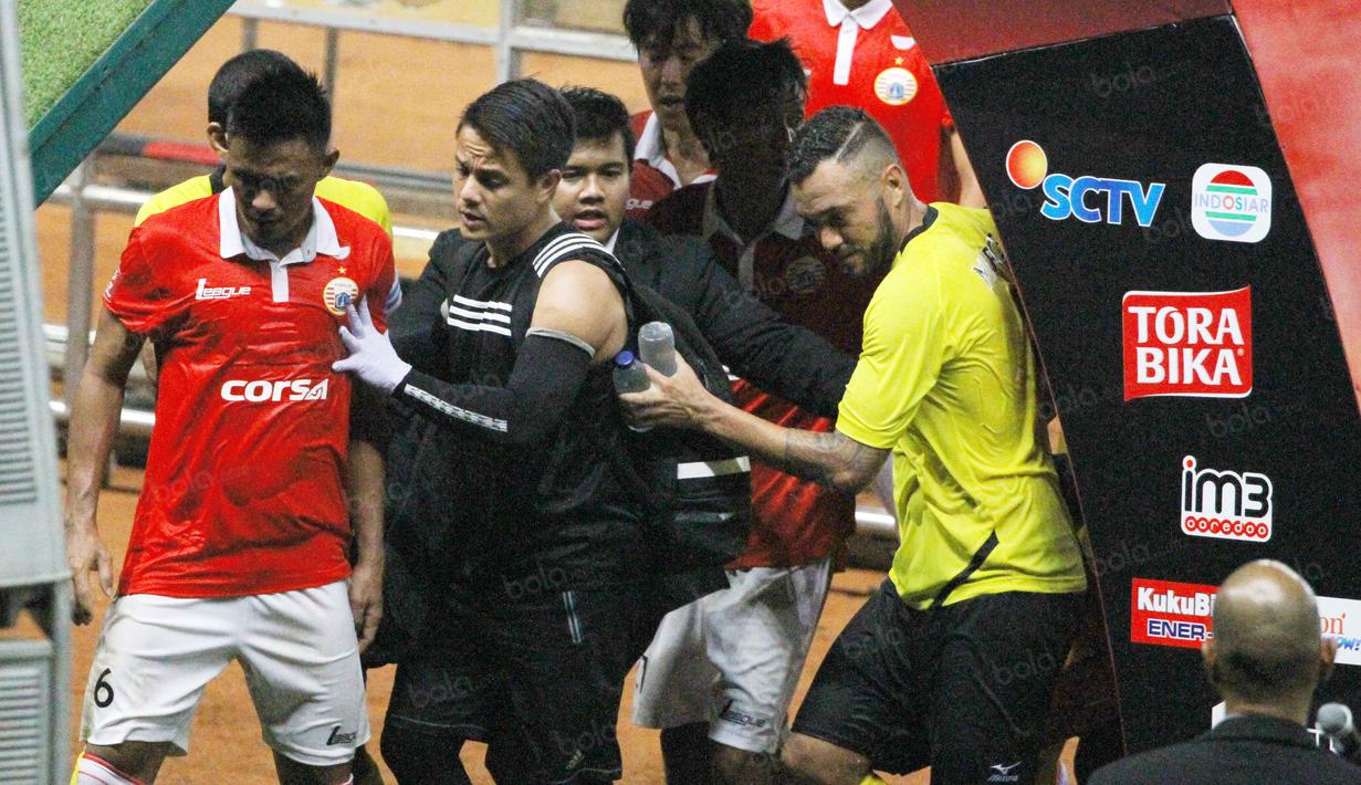 Maman Abdurahman (kiri) terlibat saling dorong dengan Pemain Semen Padang, Marcel Sacramento (kanan) saat turun minum pada laga Torabika Soccer Championship 2016 di Stadion Utama Gelora Bung Karno, Jakarta, Minggu (8/5/2016). (Bola.com/Nicklas Hanoatubun)