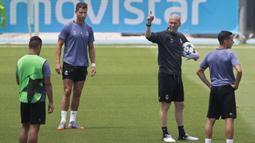 Pelatih Real Madrid, Zinedine Zidane, memimpin sesi latihan jelang laga final Liga Champions di Madrid, Spanyol (30/05/3017). Di laga final nanti Real Madrid akan berhadapan dengan Juventus. (AP/Paul White)