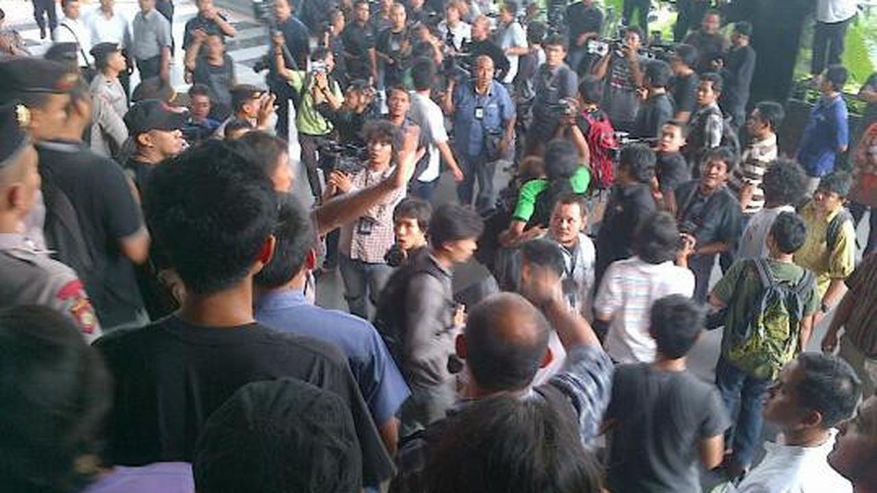 Ricuh saat pemeriksaan istri Anas