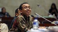 Mensesneg Pratikno mengikuti rapat kerja bersama Komisi II DPR di Kompleks Parlemen, Senayan, Jakarta, Senin (3/10). Raker membahas penetapan alokasi anggaran tahun 2017 kementerian dan lembaga mitra kerja Komisi II DPR. (Liputan6.com/Johan Tallo)