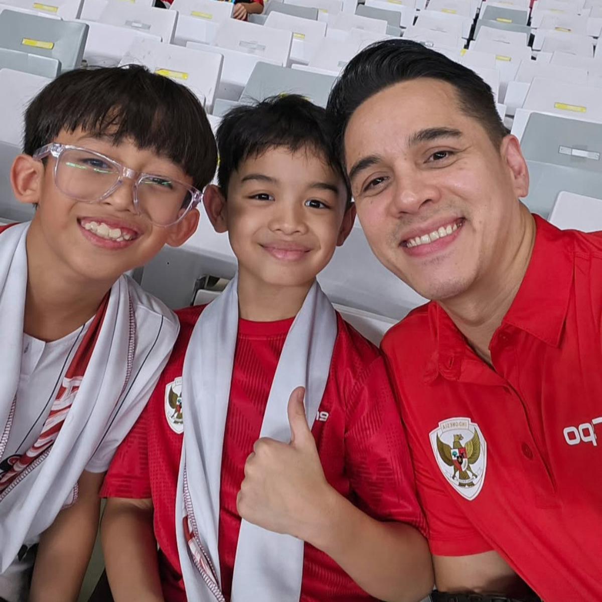 Potret Rionaldo Stokhorst Boyong Keluarga Nonton Timnas Indonesia Vs China di GBK, Putri Cantiknya Bikin Salfok