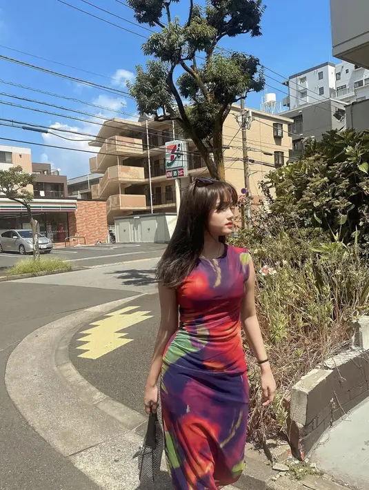 Gunakan dress tie dye, gaya fashionnya begitu up to date. [Foto: Instagram/ Fujian]