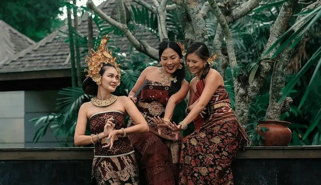 Perempuan berusia 37 tahun itu tampil mempesona dalam balutan kemben dan rok tradisional dari kain tenun Bali. (FOTO: Instagram.com/mariannerumantir).