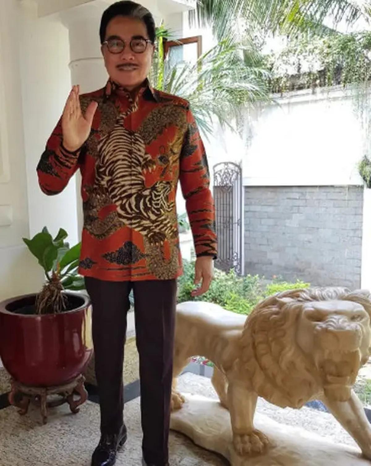 Gaya Outfit Mendiang Hotma Sitompul yang Selalu Rapi dan Stylish