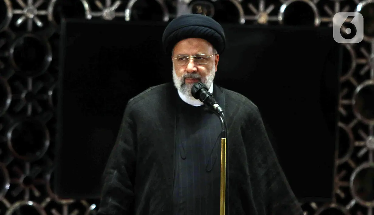 Salat zuhur berjemaah itu dipimpin oleh Ustaz Muzakkir Abd Rahman sekaligus imam rawatib Masjid Istiqlal. Ebrahim Raisi sempat menyampaikan sambutan usai salat berjemaah sebelum meninggalkan lokasi. (Liputan6.com/Herman Zakharia)