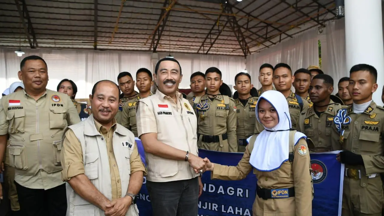IPDN memberikan bantuan kepada korban bencana Banjir Bandang di Sumatera Barat.