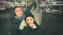 Tak hanya saat bersantai, pasangan ini juga nampak kompak saat kenakan baju musim dingin. Terlihat Nay dan Arfito sama-sama pakai puff jacket hitam [@naymirdad]