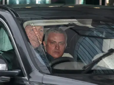 Mantan pelatih Manchester United, Jose Mourinho meninggalkan Lowry Hotel di Manchester, Inggris, (18/12). Jose Mourinho resmi dipecat oleh Manchester United pada hari Selasa (12-12-2018) menyusul hasil buruk tim. (AP Photo/Jon Super)