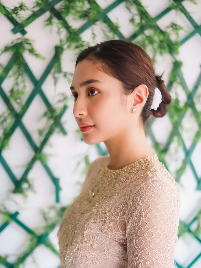 Raih Gelar Master, Ini 6 Momen Wisuda Mikha Tambayong yang Ditemani Deva Mahenra