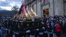 Anggota persaudaraan Nazarene membawa patung yang menggambarkan Yesus Kristus di atas kendaraan hias selama prosesi Jumat Agung di Zipaquira, Kolombia, 15 April 2022. Prosesi dan kendaraan hias keagamaan berpawai melalui jalan-jalan desa dan kota di seluruh wilayah. (AP Photo/Ivan Valencia)