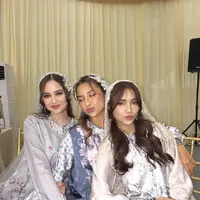 Lihat di sini gaya Syifa Hadju, Jennifer Coppen, dan Fuji An melenggang sebagai muse fashion show koleksi busana modest. [@fuji_an/@rklopper].