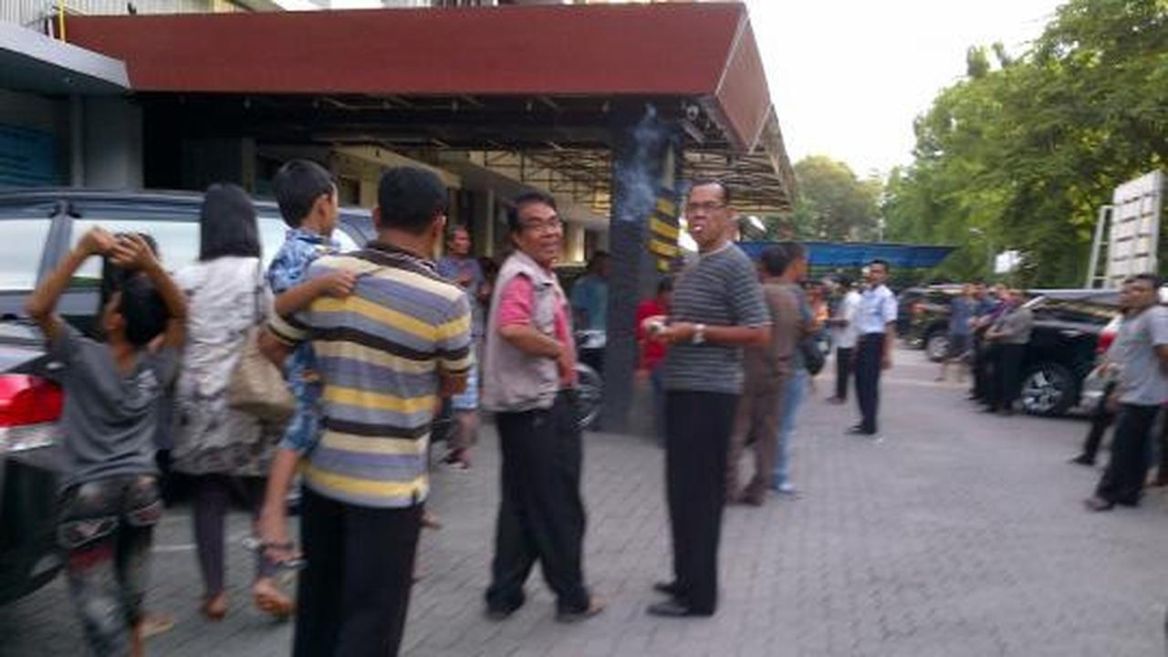 Warga Medan berhamburan keluar saat terjadi gempa