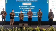 CSR Manager M. Kideco Luqman Hakim (kiri), External Relation Team Manager Suriyanto (kedua kiri) dan Chief Administration Officer Leonardus Herwindo (ketiga kanan) saat menerima 3 Penghargaan TOP CSR Award 2021 di Jakarta, Kamis (22/4/2021). (Liputan6.com/Pool/Kideco)