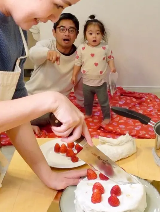Ekspresi Sutan dan ayahnya saat melihat ibunya memotong kue yang cantik menjadi beberapa bagian. Keluarga Kimono Mom memiliki kebiasaan membuat kue saat menjelang natal. (Instagram/@kimono_mom)