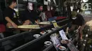Pegiat Antikorupsi yang menamakan diri Rakyat Indonesia Peruwat KPK, melakukan aksi teatrikal "Ruwatan" di Lobby Gedung Anti-Corruption Learning Center (ACLC) KPK, Jakarta, Jumat (28/5/2021). Ruwatan ini sebagai simbol pengusiran energi jahat dari tubuh KPK. (Liputan6.comHelmi Fithriansyah)