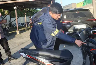 Barang bukti senjata api rakitan dan sepeda motor hasil curian komplotan pencuri diamankan polisi. (Liputan6.com/Istimewa).