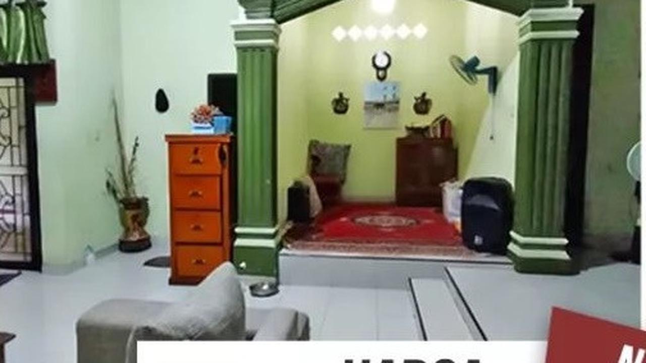 Bagian dalam rumah ini mendominasi dengan cat warna hijau, memberikan kesan yang segar dan menenangkan. Rumah ini ditawarkan dengan harga sebesar Rp 2,1 miliar.