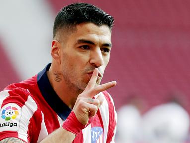 Striker Atletico Madrid, Luis Suarez, melakukan selebrasi usai mencetak gol ke gawang Real Madrid pada laga Liga Spanyol di Stadion Wanda Metropolitano, Minggu (7/3/2021). Kedua tim bermain imbang 1-1. (AP/Manu Fernandez)