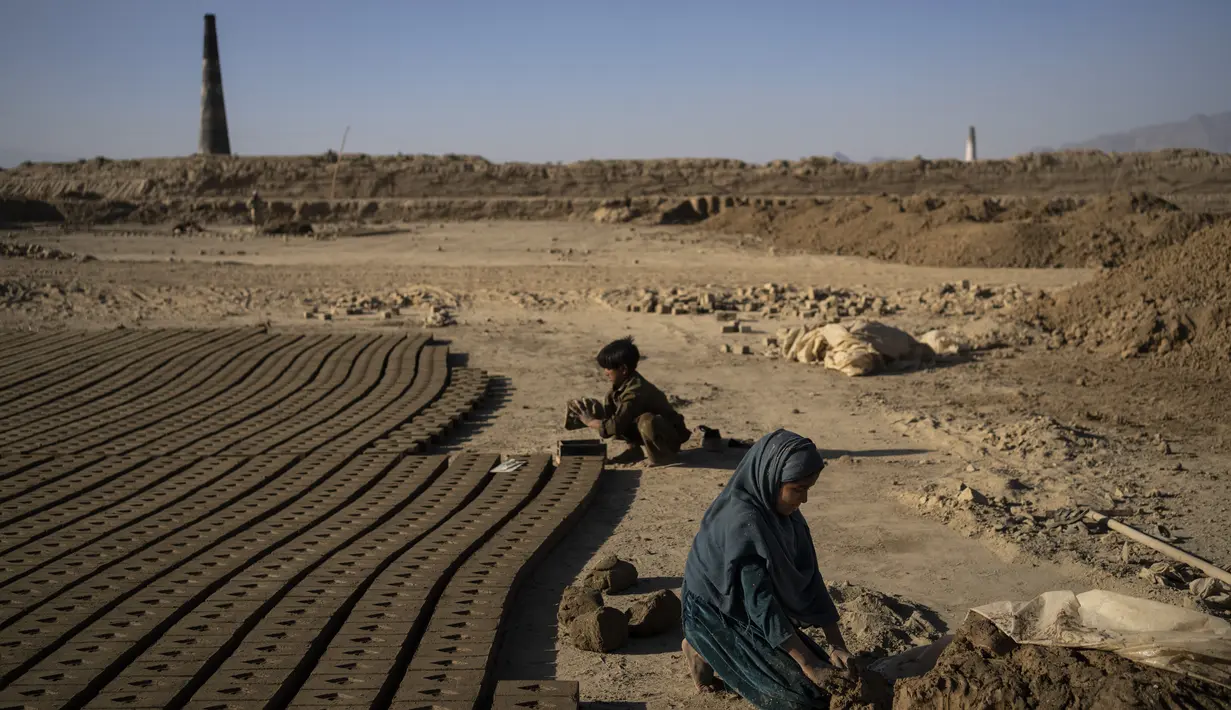 Anak-anak Afghanistan bekerja di sebuah pabrik batu bata di Deh Sabz, di pinggiran Kabul, Afghanistan, Minggu (26/9/2021). (AP Photo/Bernat Armangue)