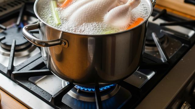 Air Rebusan Ayam Pertama Apakah Harus Dibuang?