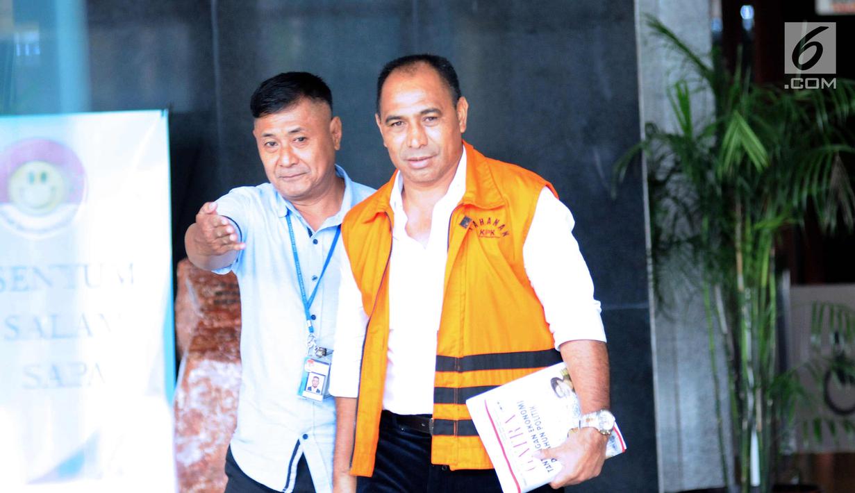 Bupati Kabupaten Ngada, Marianus Sae (kanan) bersiap keluar gedung KPK usai menjalani pemeriksaan, Jakarta, Selasa (20/2). Ia diperiksa sebagai saksi dugaan suap proyek-proyek di Kabupaten Ngada. (Liputan6.com/Helmi Fithriansyah)