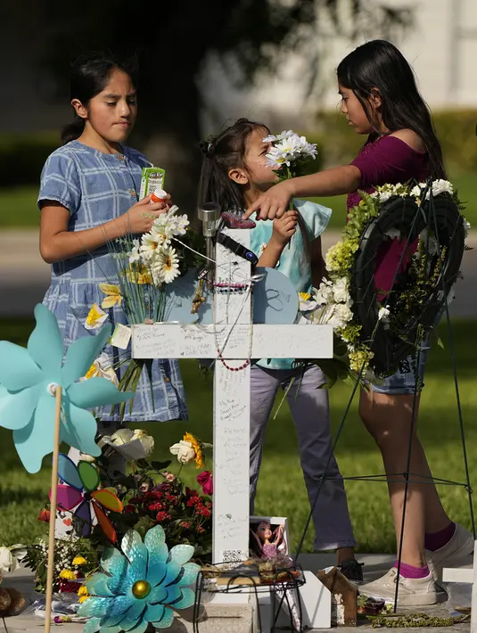 <p>Hanya ada beberapa pembicara, termasuk dua orang yang selamat dari penembakan sekolah Sandy Hook pada tahun 2012, di mana 26 siswa dan guru tewas. (AP Photo/Eric Gay)</p>