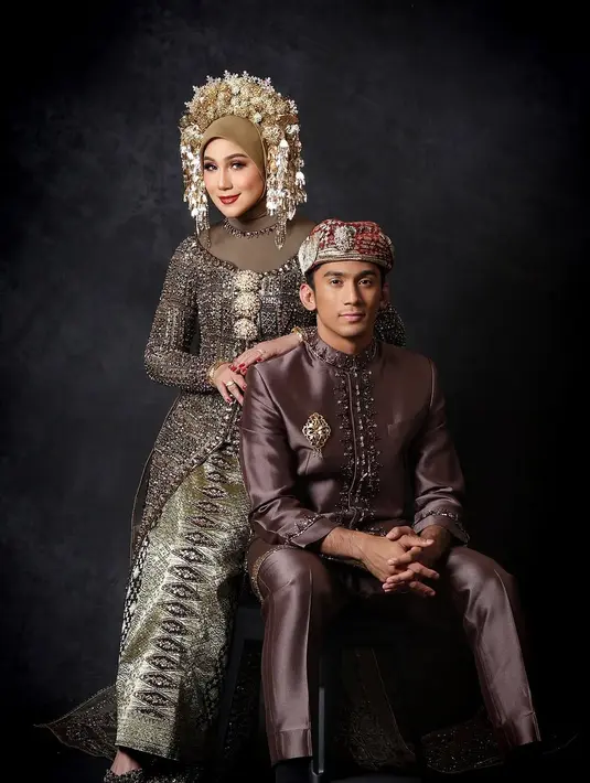 Setelah dengan busana adat Bugis, kini Marini Zumarnis dan keluarga bertfoto dengan adat Minang [@marinizumarnisreal]