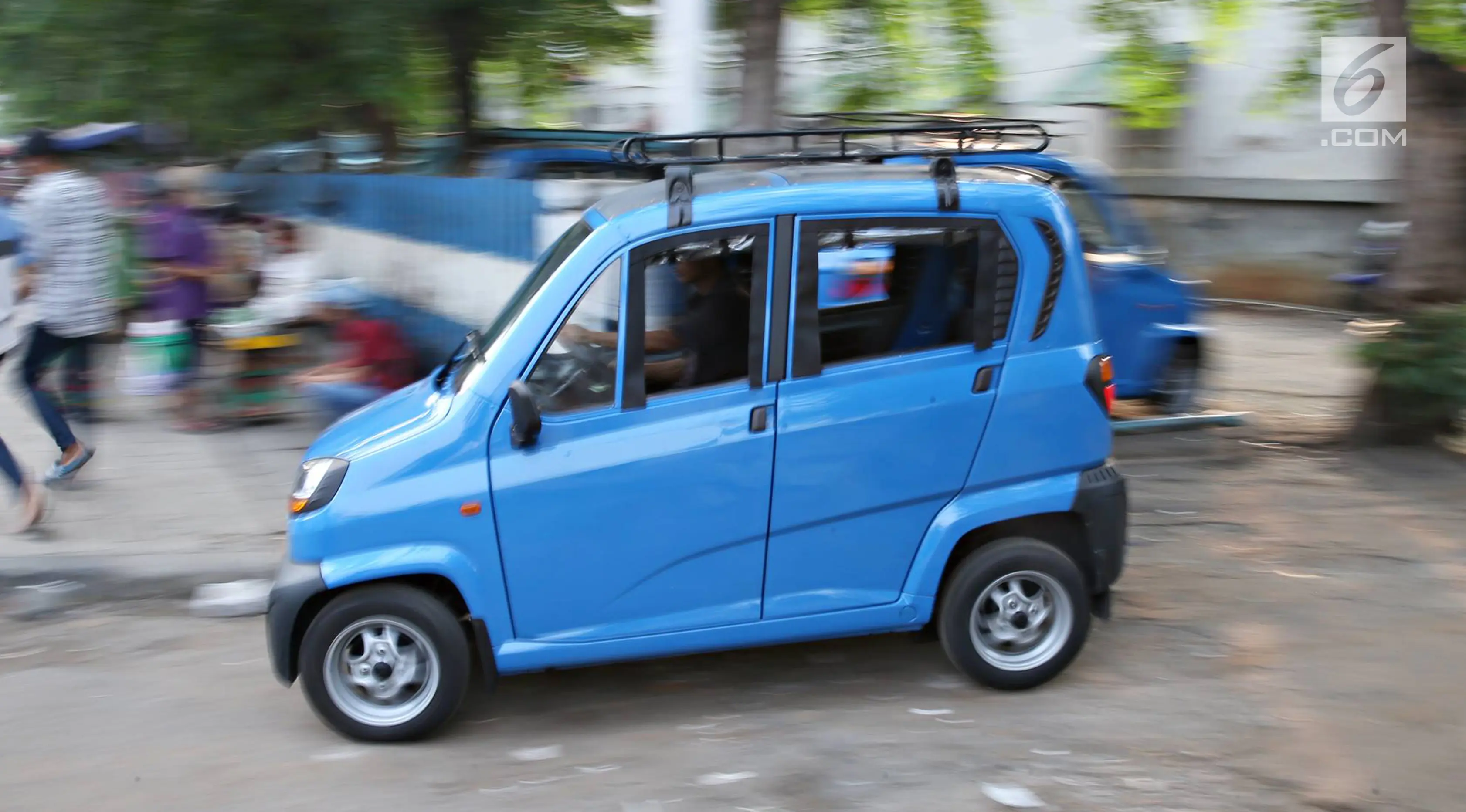 Angkutan umum Qute melintas di kawasan Kota, Jakarta, Senin (24/7). Sebanyak 17 unit Angkutan Pengganti Bemo (APB) tersebut mampu mengangkut tiga penumpang dan mulai diuji coba untuk mengetahui kelayakan armada. (Liputan6.com/Immanuel Antonius)