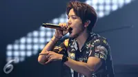 Vokalis CNBLUE, Jung Yong Hwa saat tampil di konser bertajuk Between Us di ICE BSD Tangerang, Sabtu (15/7/2017) malam. (Herman Zakharia/Liputan6.com)