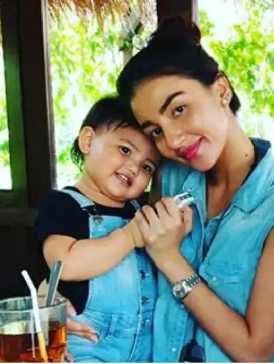 Atalarik Syah akhirnya melunak.Dijembatani KPAI, Atalarik akan pertemukan Tsania Marwa dengan kedua anaknya. (Instagram/ tsaniamarwa54)