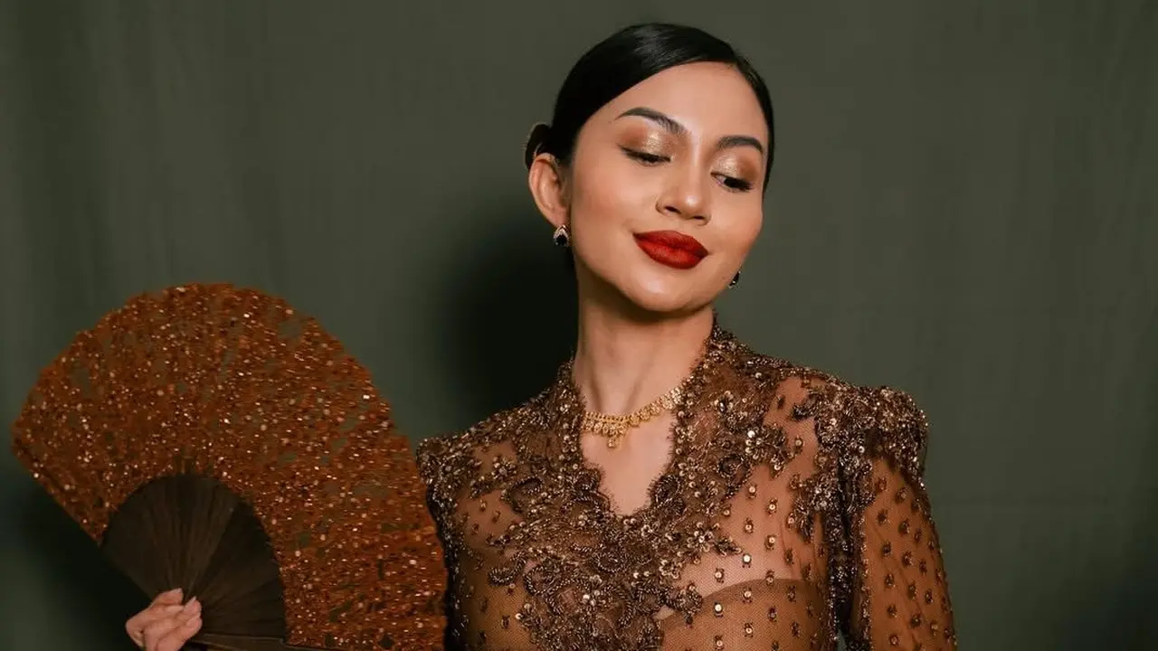 Foto Detail Kebaya Ariel Tatum di Hari Kebaya Nasional 2025